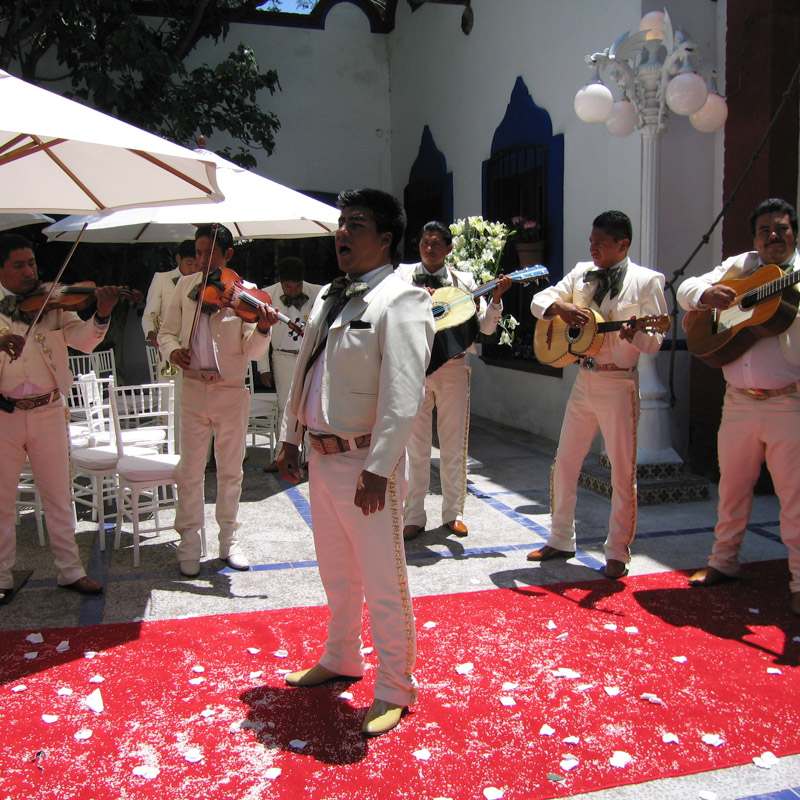 Tradicional mariachi al salir los novios de la Iglesia en la Hacienda Villejé.